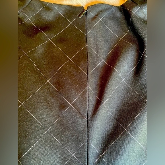 Figure Flattering Jones New York Dress with ruffle detail - Picture 4 of 6